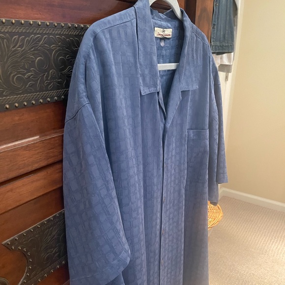 TOMMY BAHAMA LIGHT BLUE XXL SILK SHIRT; Generous sizing; Fabulous Fabric; $35 - Picture 4 of 16